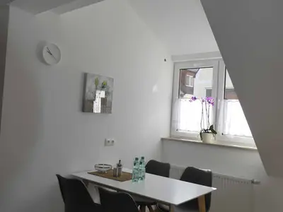 mit Esstisch und Kommode