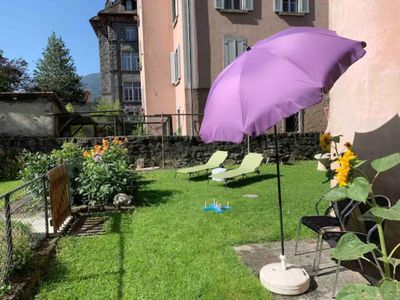 Garten mit Grill und Terrasse und Wiese