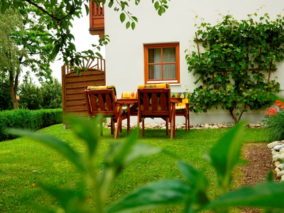 Garten mit Terrasse.