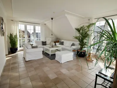 HAMPTONS HOUSE: Stilvoll eingerichtetes Wohnzimmer für Ihren Ostseeurlaub.