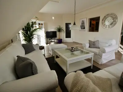 HAMPTONS HOUSE: Helles Wohnzimmer mit viel Platz für entspannte Abende an der Ostsee.