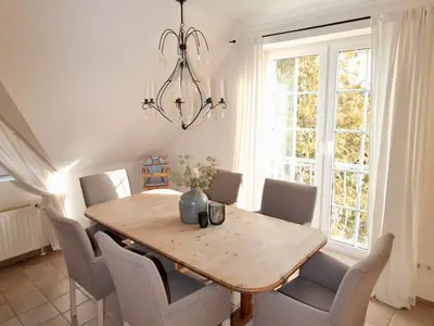 HAMPTONS HOUSE: Heller Essbereich mit großem Tisch für gemeinsame Mahlzeiten und schöne Gespräche.