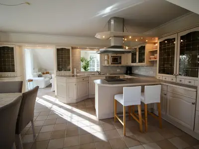 HAMPTONS HOUSE: Offene, voll ausgestattete Küche mit viel Platz zum Kochen und Genießen.