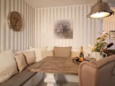 Nautic Lounge – Beach View: Gemütliche Essecke mit maritimem Flair und stilvollen Details.