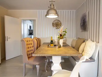 Nautic Lounge – Beach View: Heller Essbereich mit stilvollen Akzenten und direktem Zugang zur Küche.