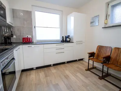 Nautic Lounge – Beach View: Geräumige Küche mit Retro-Sitzbank und kompletter Ausstattung.