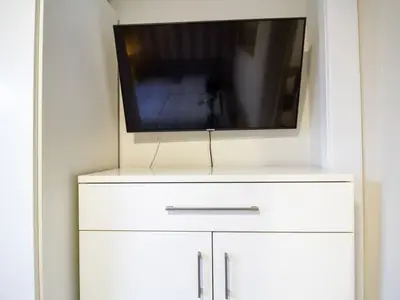 Smart-TV im Schlafzimmer der Nautic Lounge – Beach House 2 für entspanntes Streaming im Urlaub.