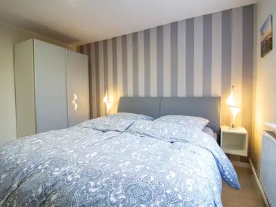 Boxspringbett und großer Kleiderschrank im Schlafzimmer der Nautic Lounge – Beach House 1.