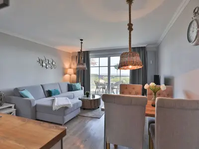 Strandmuschel Haffkrug: Offener Wohnbereich mit Essplatz und Blick auf die Ostsee.