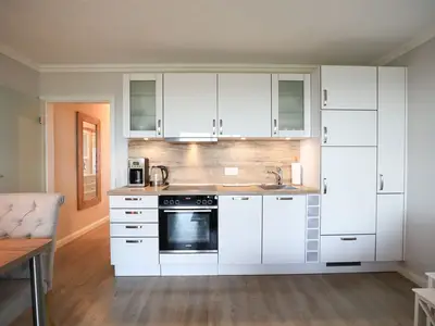 Strandmuschel Haffkrug: Voll ausgestattete Einbauküche mit stilvollem Design.