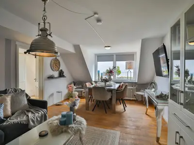 Nautic Lounge – Sea View: Stilvoller Wohn- und Essbereich mit Meerblick und moderner Ausstattung.