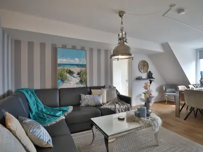 Nautic Lounge – Sea View: Eleganter Wohnbereich mit großer Couch, maritimer Deko und viel Licht.