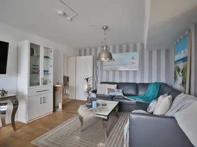 Nautic Lounge – Sea View: Gemütlicher Wohnbereich mit Ecksofa, stilvoller Deko und TV.