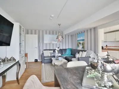 Nautic Lounge – Sea View: Großzügiges Wohnzimmer mit Essbereich und moderner Küche.