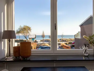 Nautic Lounge – Sea View: Direkter Ostseeblick vom Fenster aus, nur wenige Schritte zum Strand.