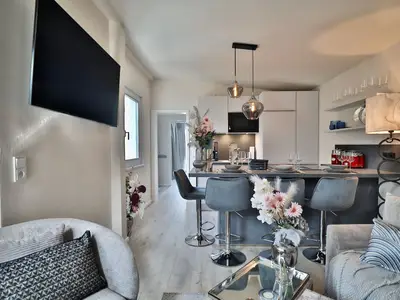 Nautic Lounge – Beach Garden: Heller Wohn- und Essbereich mit moderner Küche und stilvollem Ambiente in Haffkrug.