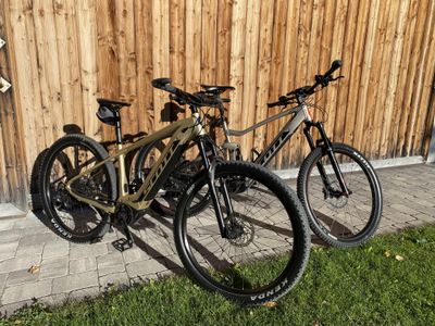 2 e-bikes for rent on spot