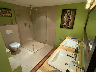 Dusche und WC zum Schlafzimmer I
