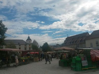 Wochenmarkt in Kempten neben der Basilika St. Lorenz
