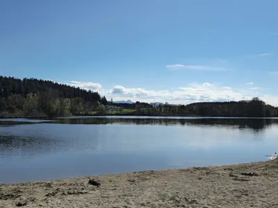 Naturbadesee in der Nähe mit Bergblick