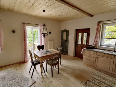 Eingang mit Küche und Essplatz + Zugang Balkon