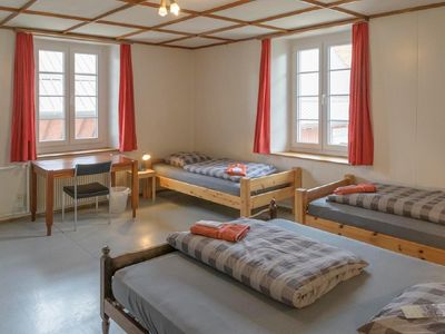 Elternschlafzimmer mit 2 Zusatzbetten und direkter Durchgang ins Bad