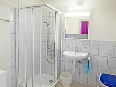 Bad mit Dusche und Toilette