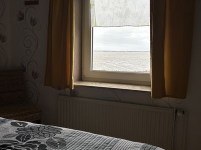 Schlafzimmer 180x200m Bett mit direkten Blick aufs Meer ca 15m entfernt zur Wasserkante