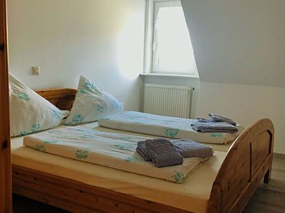 Schlafzimmer 1OG mit Blick in die Warft auf den Feting und über die Warft aufs Meer/Watt