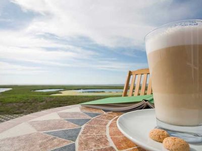 Einfach mal Abschalten auf unserer Terrasse mit Blick über die Hallig Langeneß und Mee(h)r