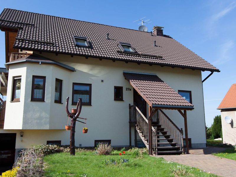 Außenansicht des Gebäudes. Unser Haus und die Ferienwohnung Hetzdorf - Urlaub am Tharandter Wald