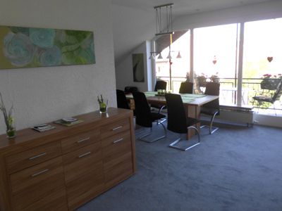 Wohnraum mit Essecke und Balkon