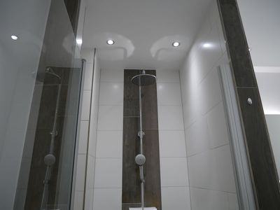 ebenerdige extra große Dusche mit Shower