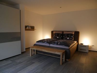Schlafzimmer mit einem erhöhtem Komfortbett