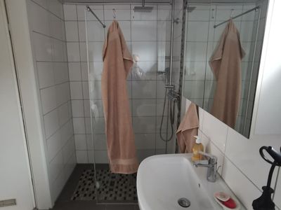 Badzimmer mit großer Dusche in der Ferienwohnung An der Lippe Haltern am See