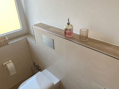 Helles Badezimmer mit modernen Fliesen