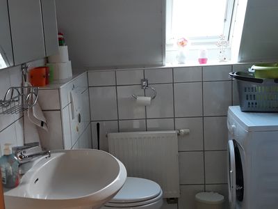 Gepflegtes Badezimmer mit Waschmaschine