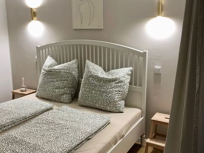 Kuschelig und modern eingerichtetes Schlafzimmer
