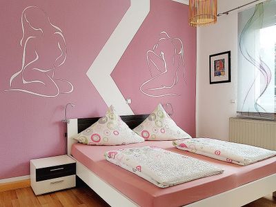 Das schön gestaltete 1. Schlafzimmer