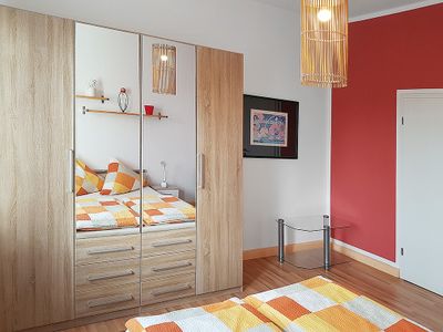 Das 2. Schlafzimmer enthält einen Kleiderschrank