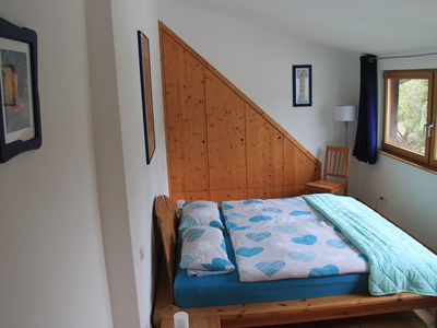 Schlafzimmer mit Doppelbett