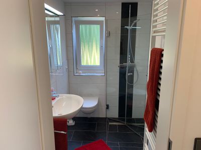 Modernes Bad, Dusche mit Glaswand