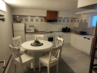 Essbereich in der Küche mit rundem Tisch