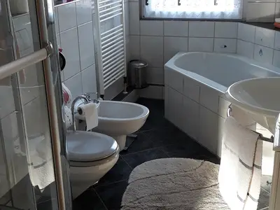 Geräumiges Badezimmer