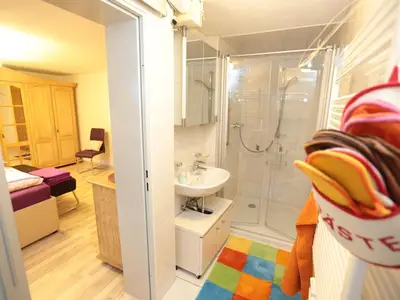 Das Badezimmer mit Dusche und WC