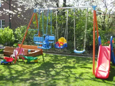 Der Spielplatz lockt die Kinder in den Garten