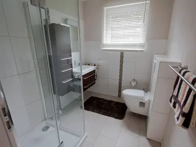 Bad mit Dusche und WC