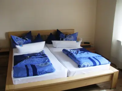 erster Schlafraum mit Doppelbett