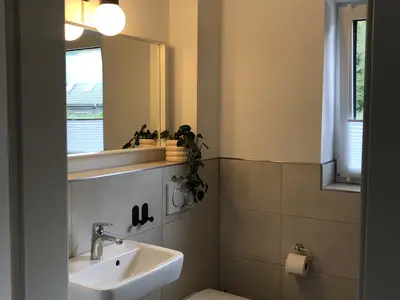 Gepflegtes Badezimmer Waschbecken und Spiegel