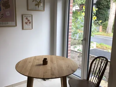 Küche mit kleinem, runden Holztisch